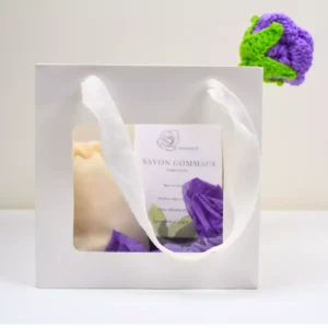 Coffret éphémère avec des boucles d'oreilles et un savon gommage