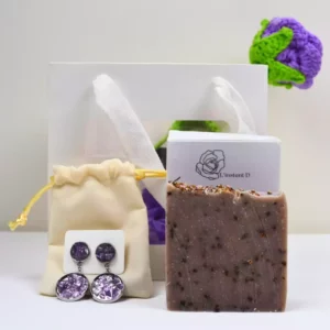 Coffret éphémère avec des boucles d'oreilles et un savon gommage
